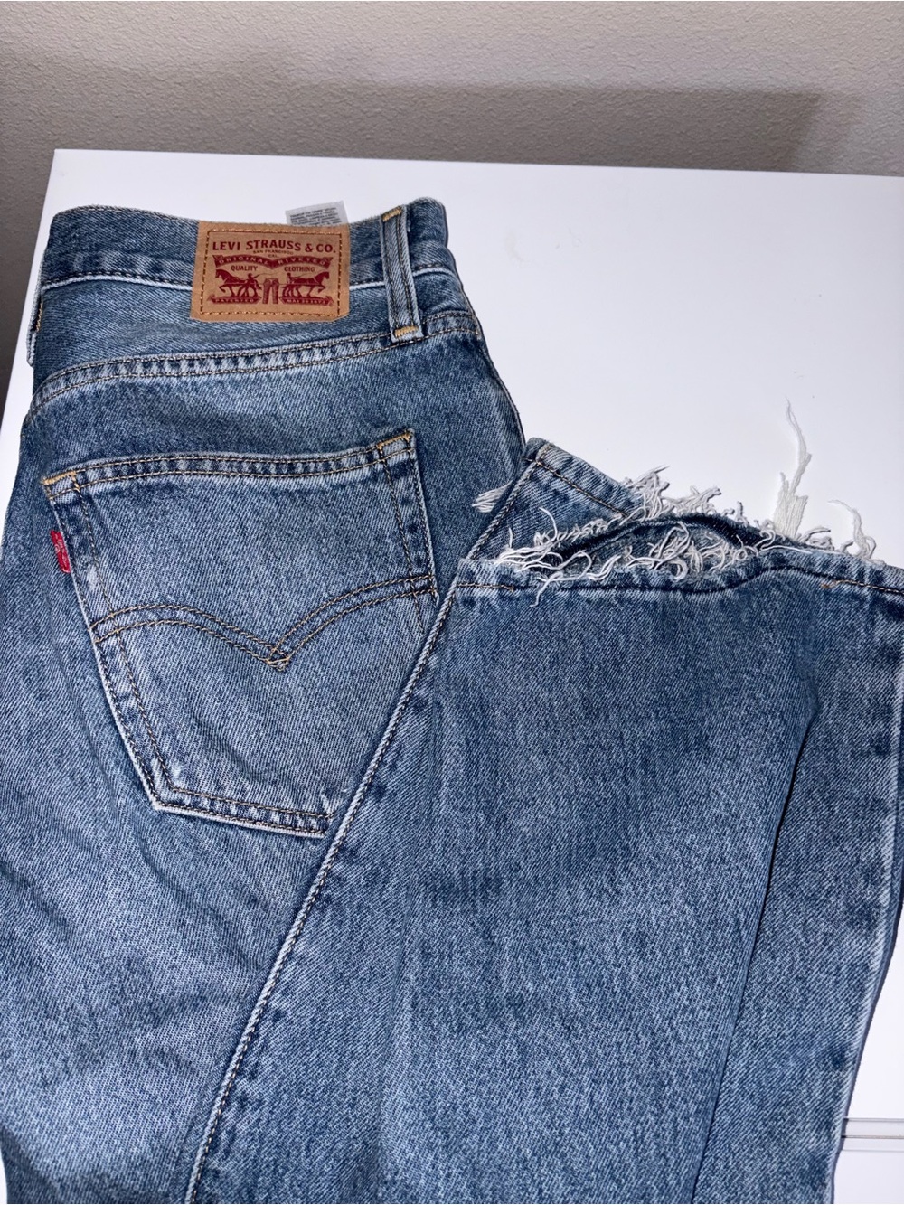 Levi’s ’94 Baggy Distressed Jeans Size 28 Medium Wash